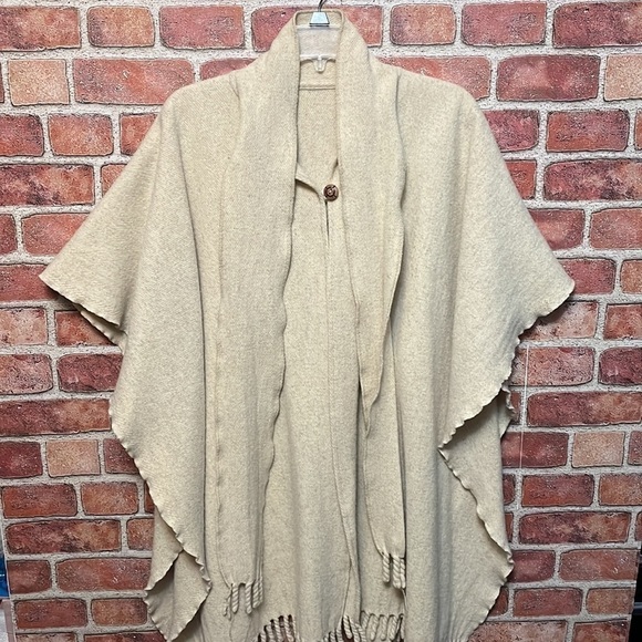 CAPE Poncho, Cream, Wool, One Size, Built in Scarf - Picture 3 of 10